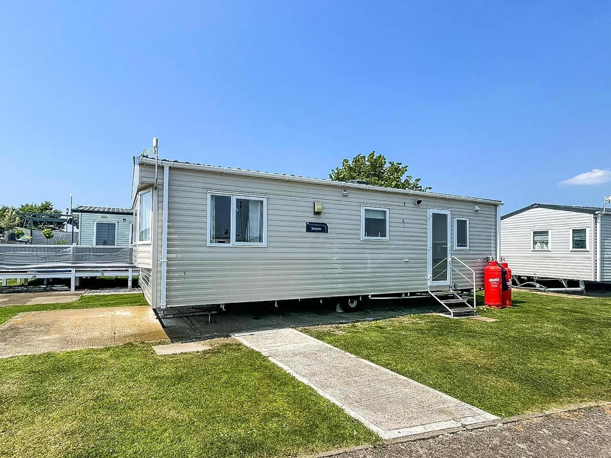 Superb 6 Berth Caravan At St Osyth Beach, Near Clacton-On-Sea Ref 28008Mc Exterior photo